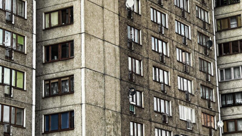 Budynki w Rawiczu straszą starymi reklamami