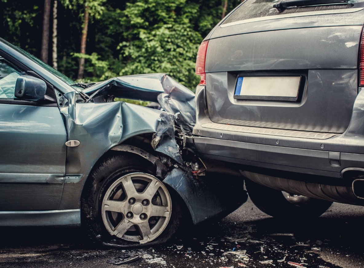 Nieszczęśliwy wypadek drogowy w Zielonej Wsi – 26-latka hospitalizowana po kolizji z drzewem