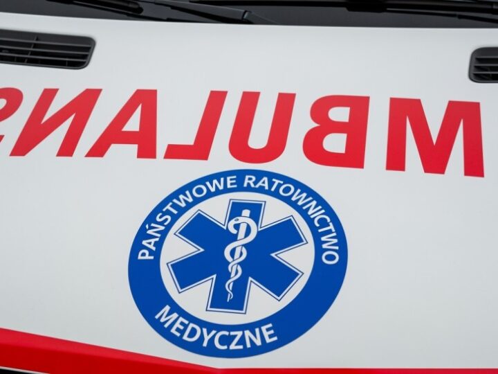 Sierżant Pyrek uczy dzieci bezpieczeństwa na lodzie w Rawiczu