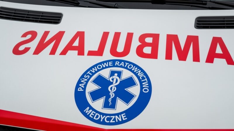 Sierżant Pyrek uczy dzieci bezpieczeństwa na lodzie w Rawiczu