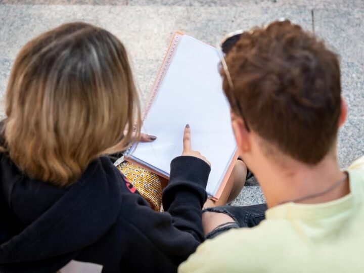 Strzeleckie szkolenie dla uczniów klas mundurowych z policjantami i LOK w Rawiczu