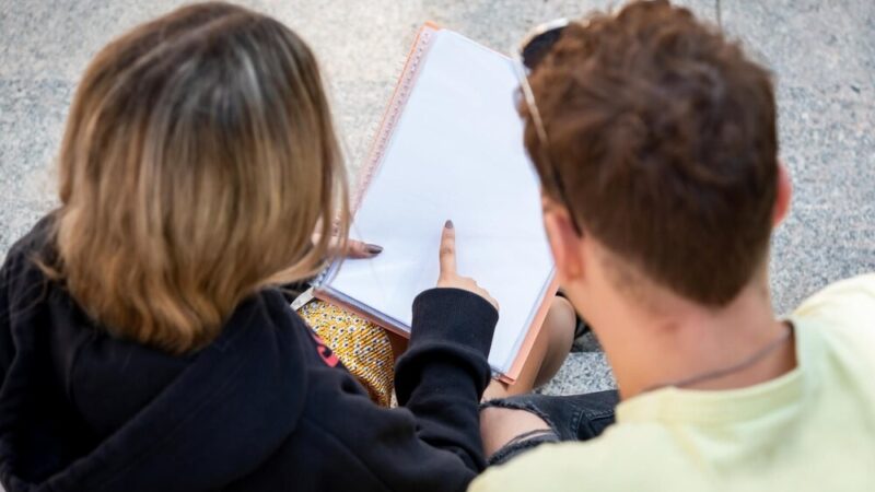 Strzeleckie szkolenie dla uczniów klas mundurowych z policjantami i LOK w Rawiczu