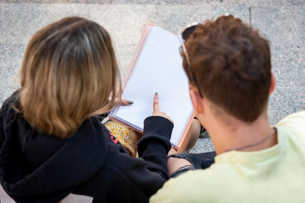Strzeleckie szkolenie dla uczniów klas mundurowych z policjantami i LOK w Rawiczu