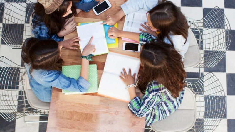 Święto Patrona w ZSZ Rawicz: Uhonorowanie i Stypendia dla Najlepszych Uczniów