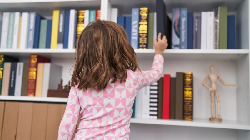 Policjanci wspierają uczniów w Rawiczu podczas Światowego Dnia Autyzmu